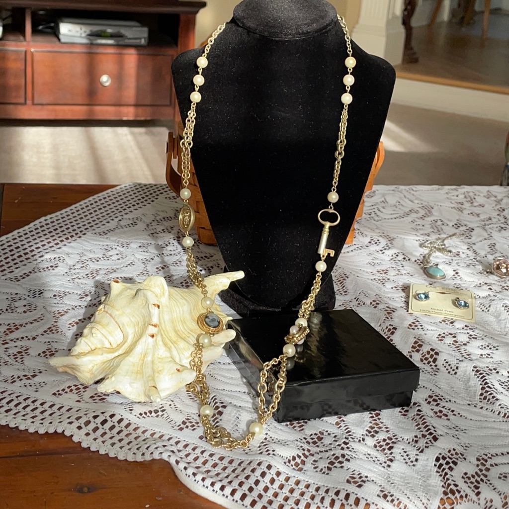 Elegant Gold Tone Pearl Necklace 33$